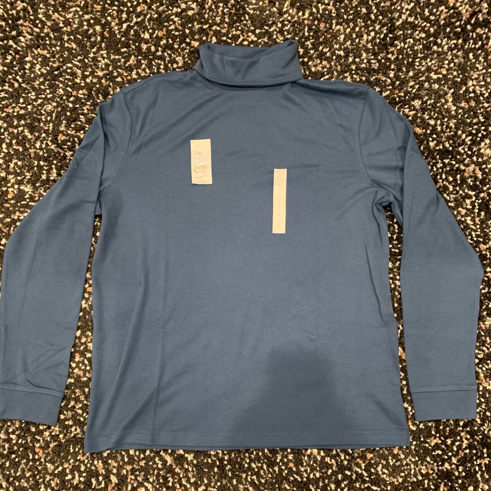 Croft & Barrow Men’s turtleneck. New with tags. Size large. Off Blue color.